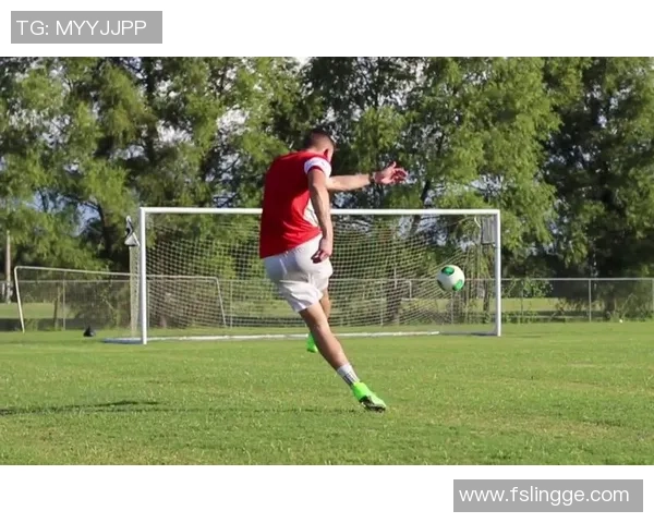 弧线球大师揭秘足球明星轻松踢出完美弧线的技巧与秘诀